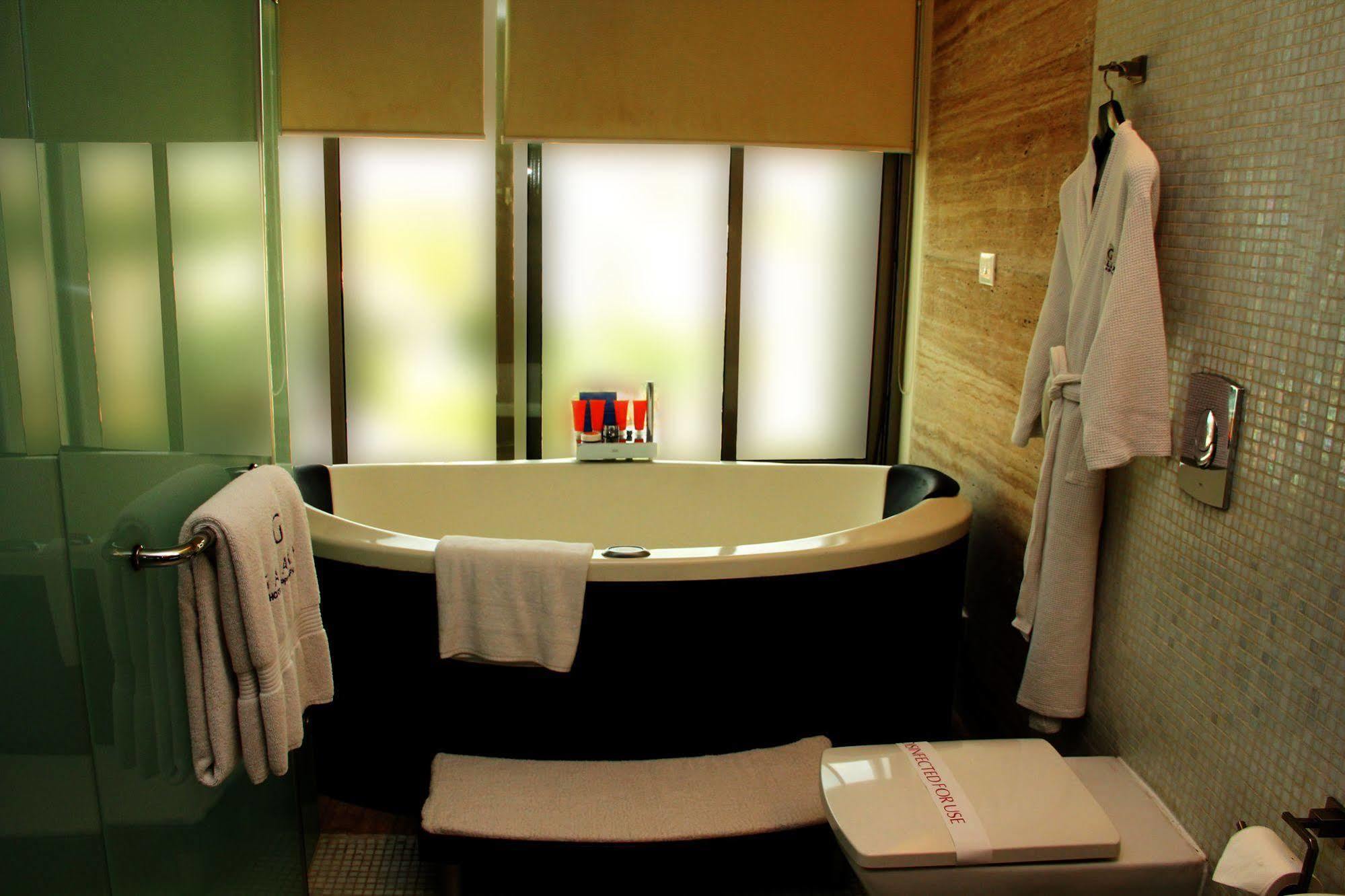 Galaxy Hotel & Spa Gurgaon Esterno foto